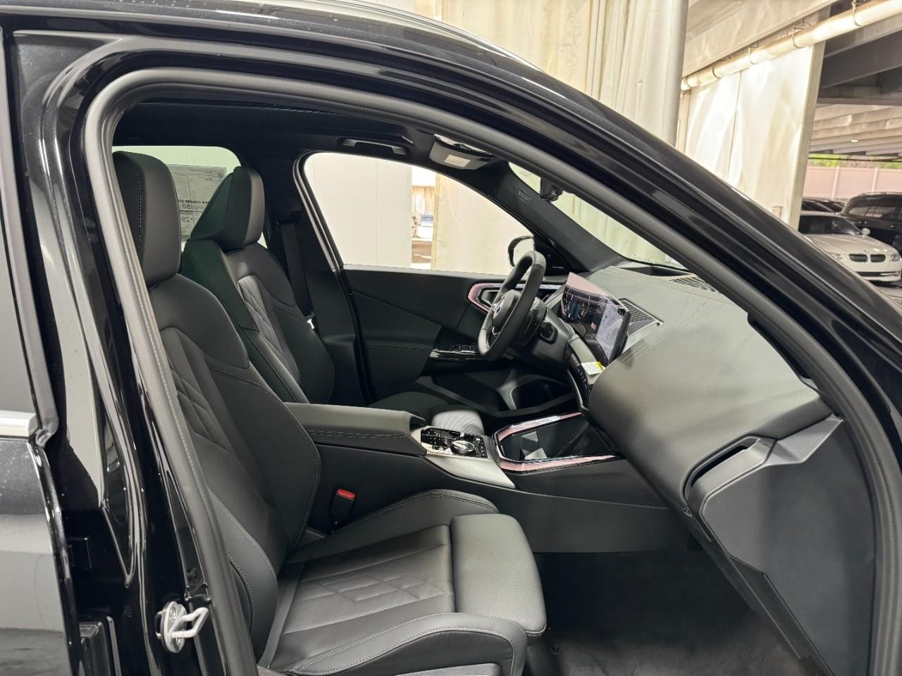 BMW X3 Vehicle Full-screen Gallery Image 17