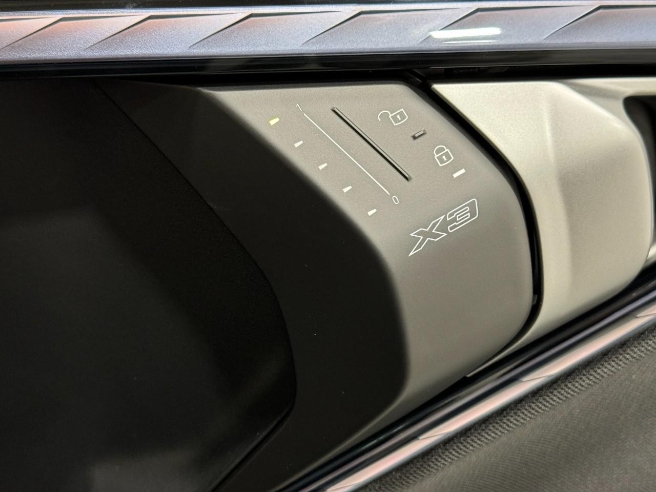 BMW X3 Vehicle Full-screen Gallery Image 20