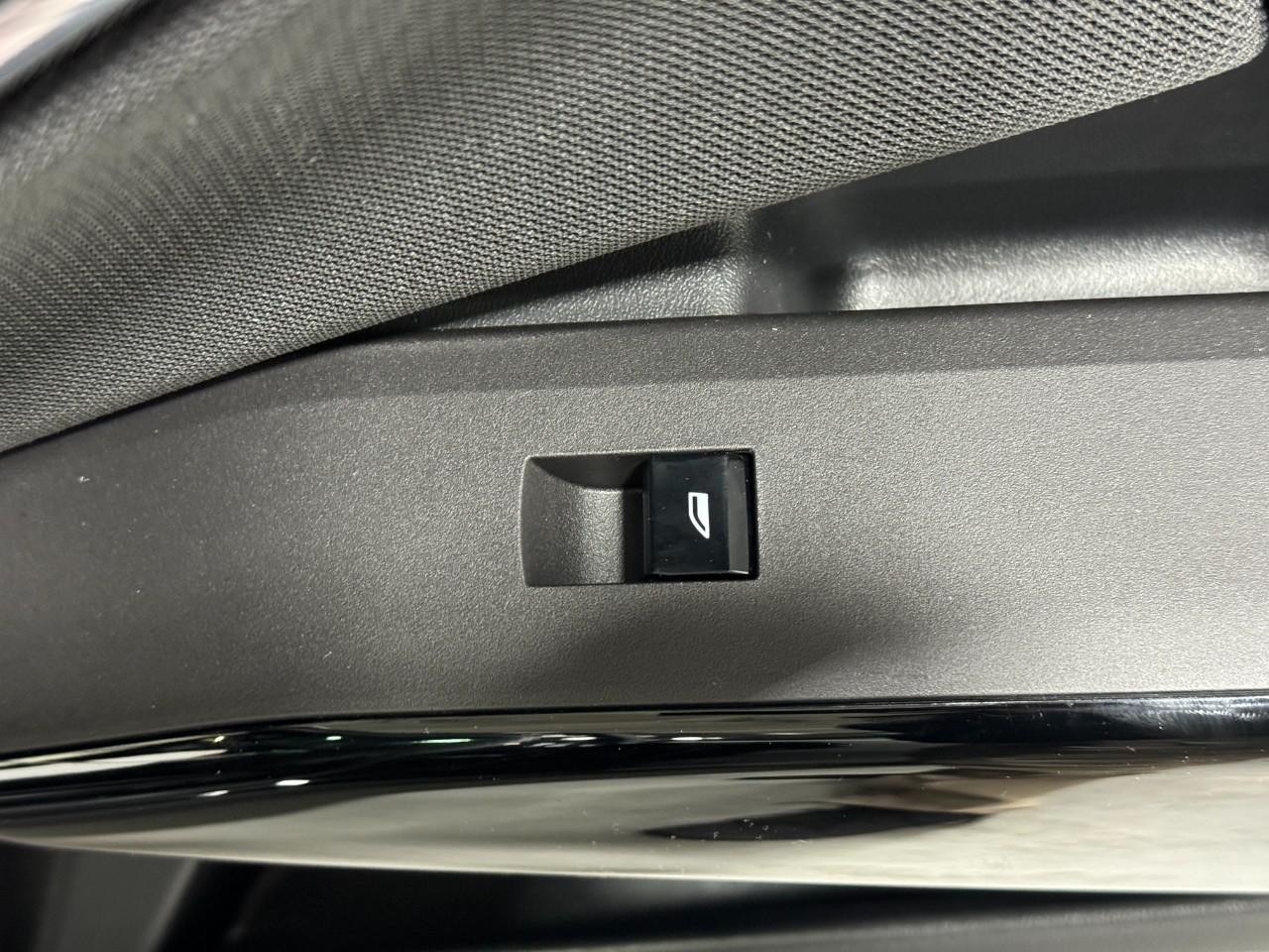 BMW X3 Vehicle Full-screen Gallery Image 21