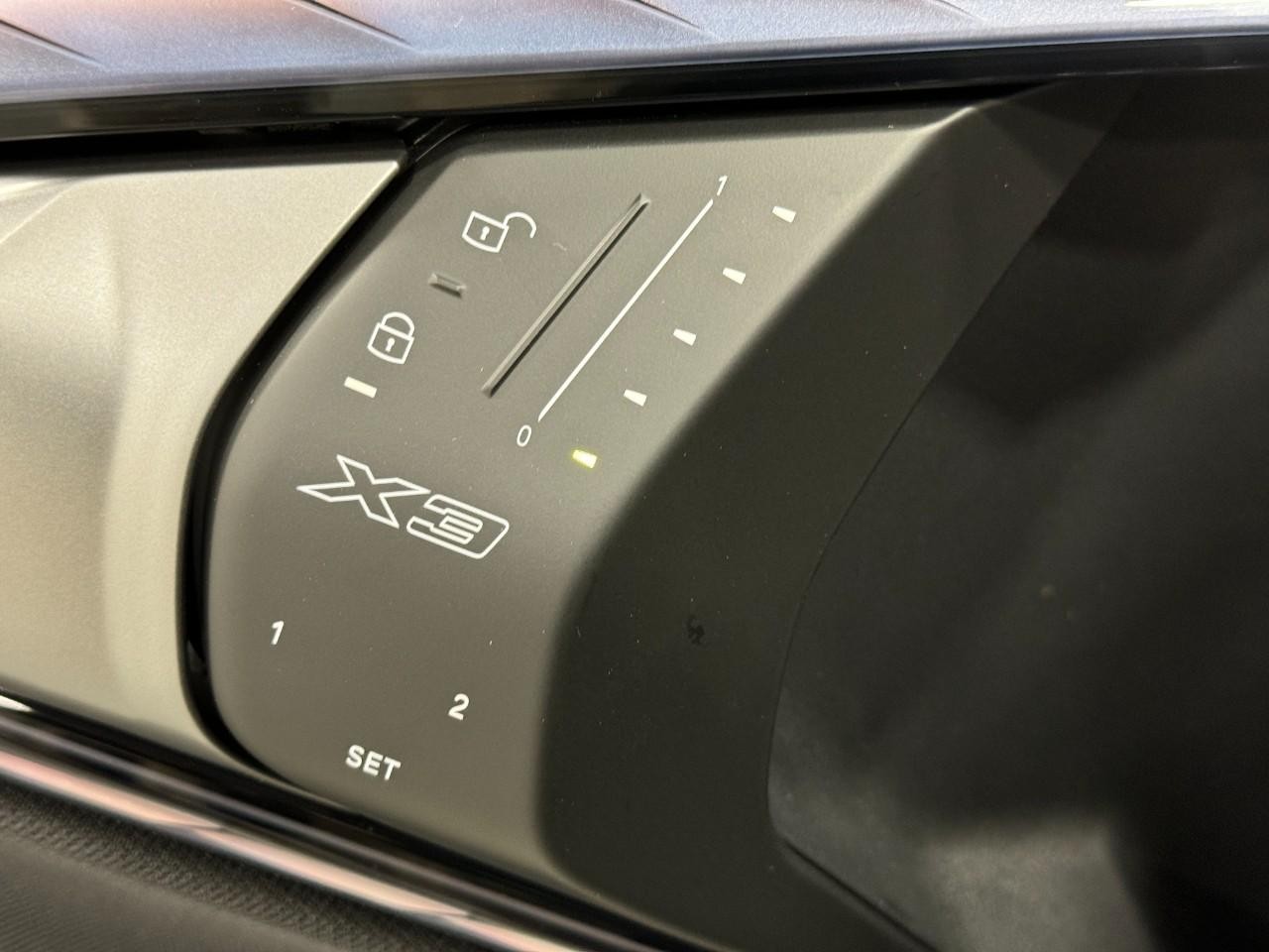 BMW X3 Vehicle Full-screen Gallery Image 23