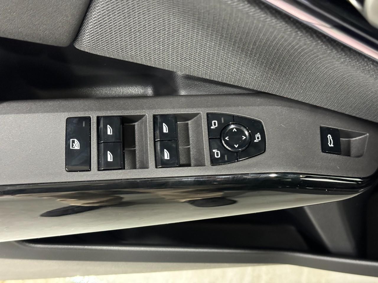 BMW X3 Vehicle Full-screen Gallery Image 24