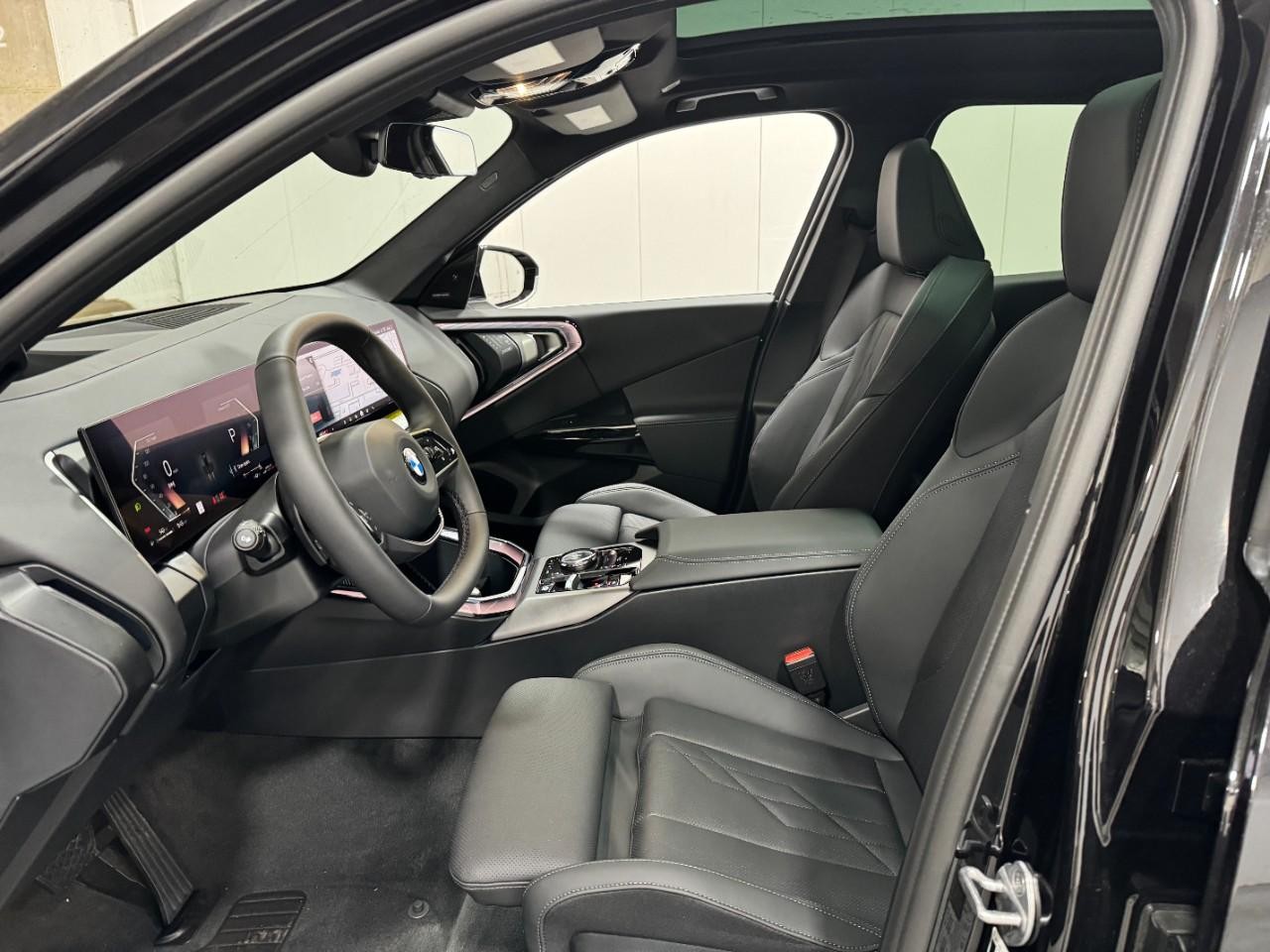 BMW X3 Vehicle Full-screen Gallery Image 25