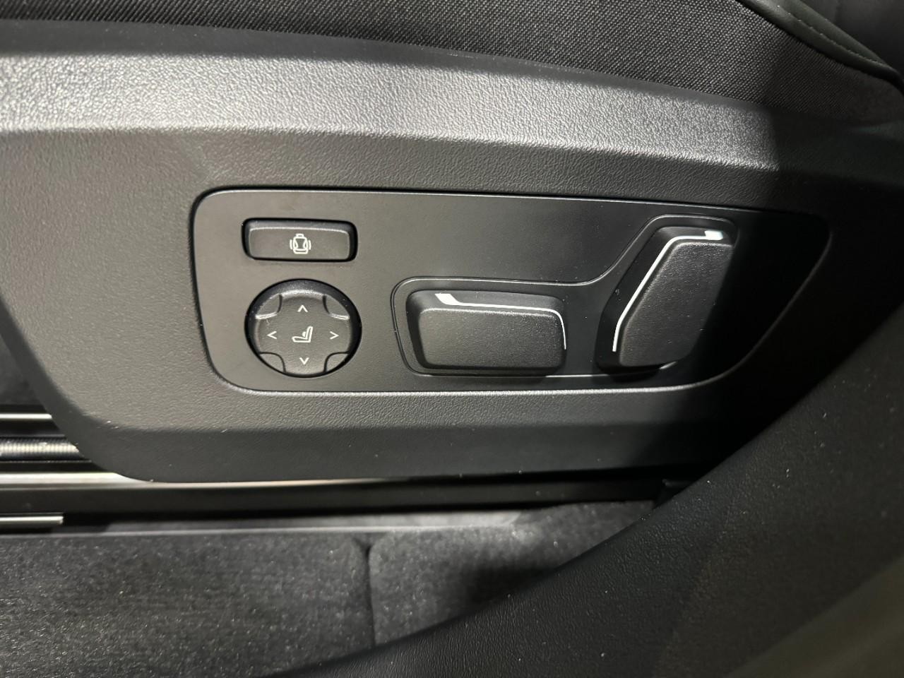 BMW X3 Vehicle Full-screen Gallery Image 27