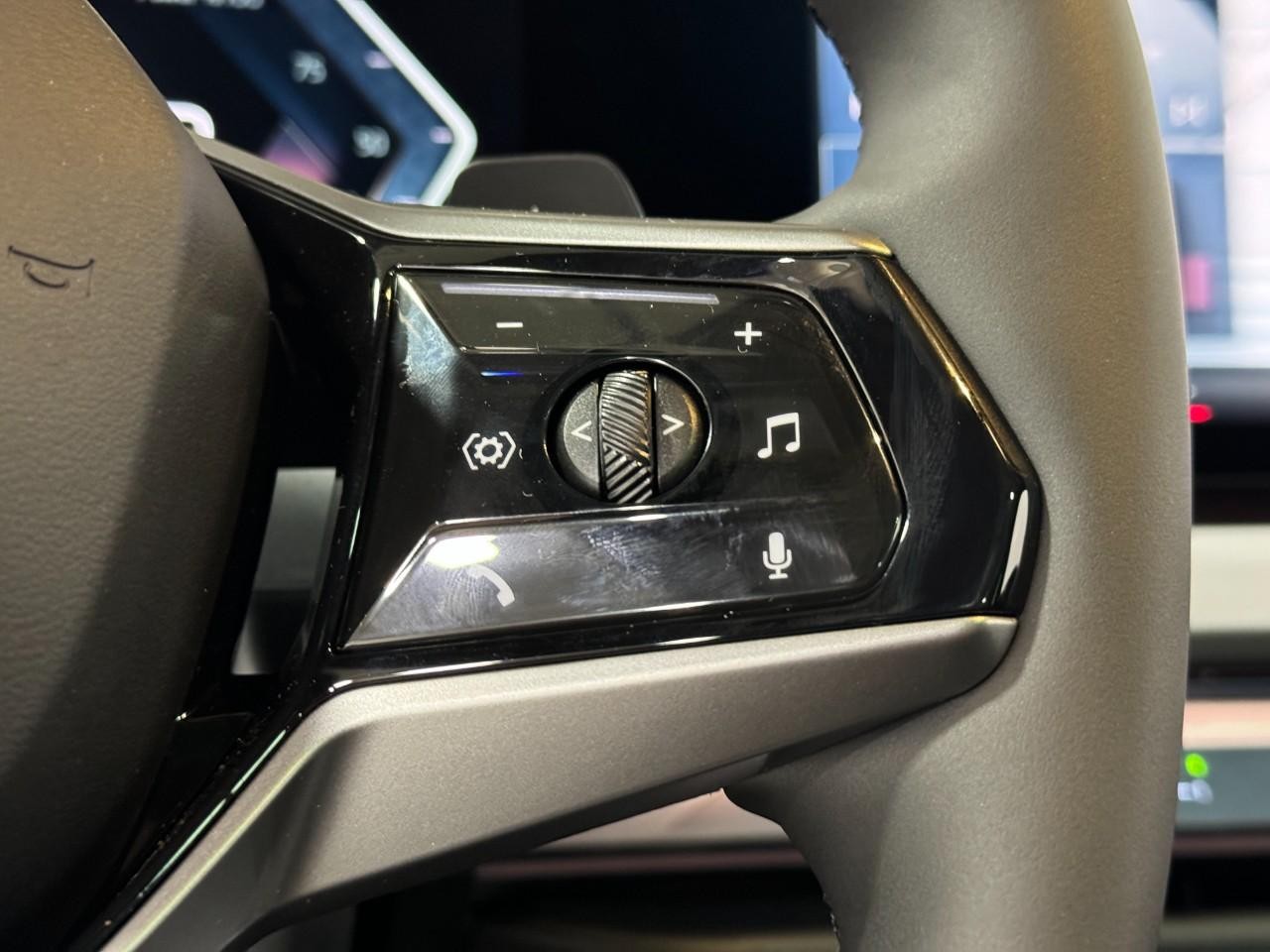 BMW X3 Vehicle Full-screen Gallery Image 29