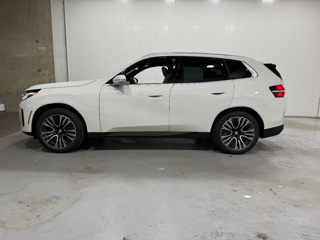 BMW X3 Vehicle Full-screen Gallery Image 2