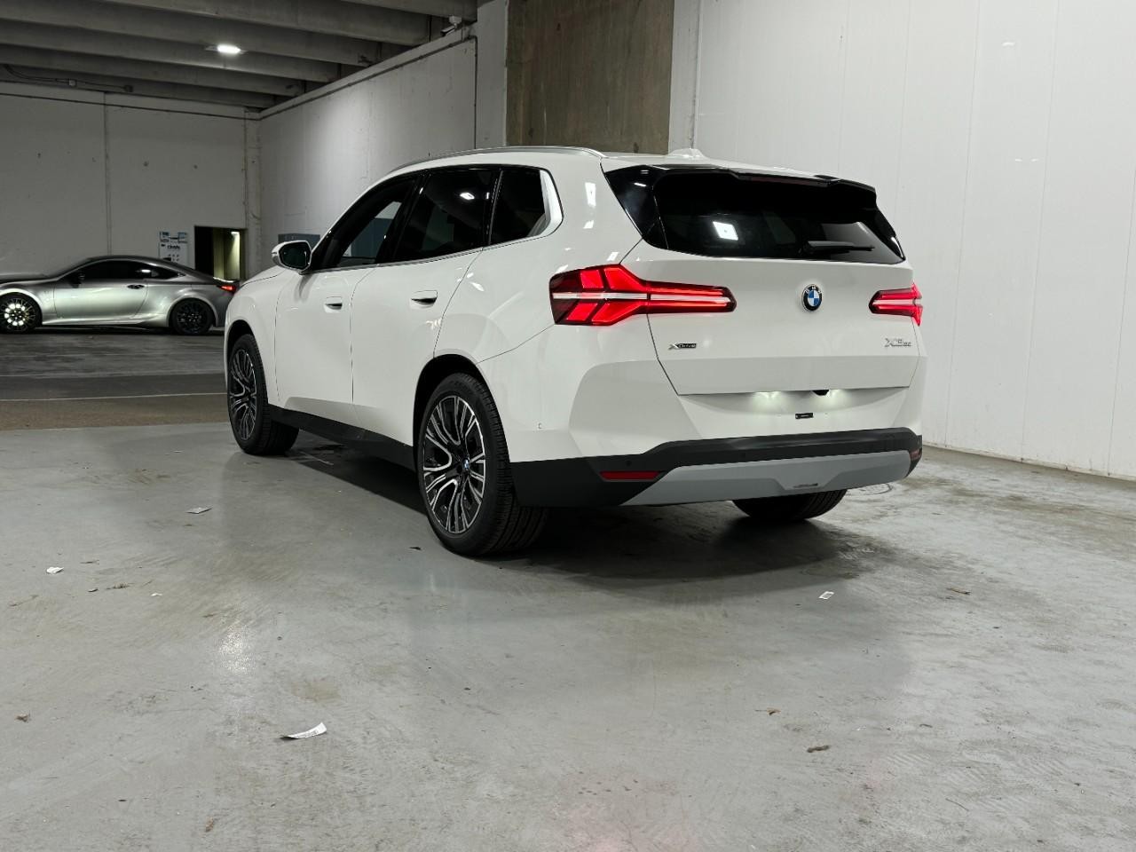BMW X3 Vehicle Full-screen Gallery Image 3