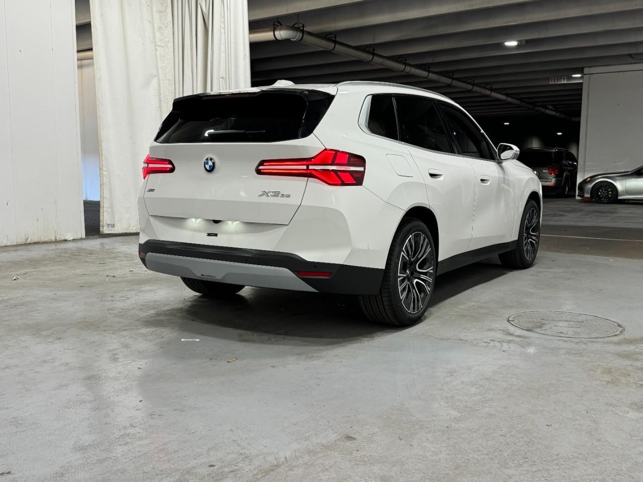 BMW X3 Vehicle Full-screen Gallery Image 4