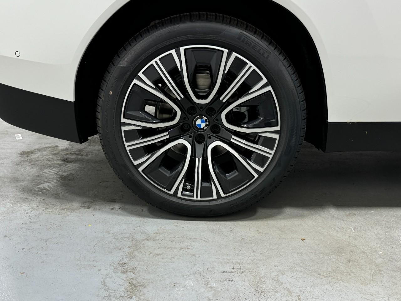 BMW X3 Vehicle Full-screen Gallery Image 5