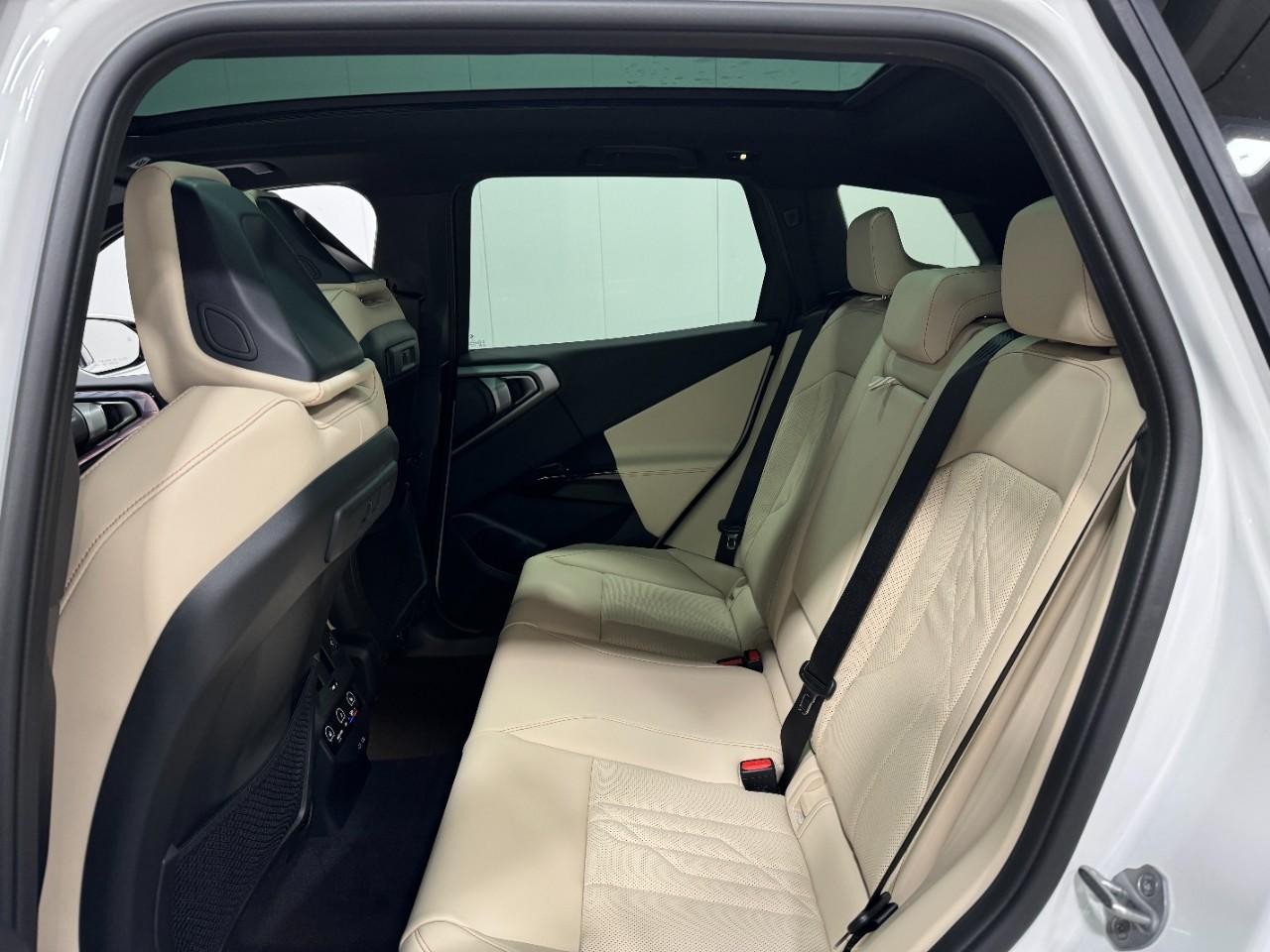 BMW X3 Vehicle Full-screen Gallery Image 8