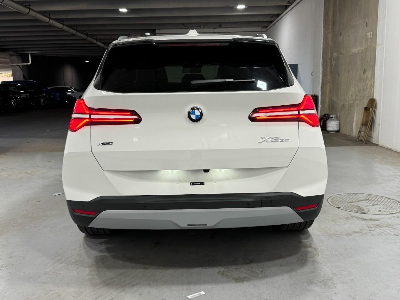 BMW X3 Vehicle Full-screen Gallery Image 9
