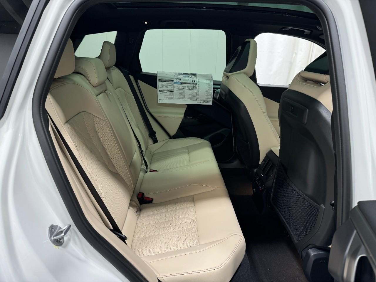 BMW X3 Vehicle Full-screen Gallery Image 10