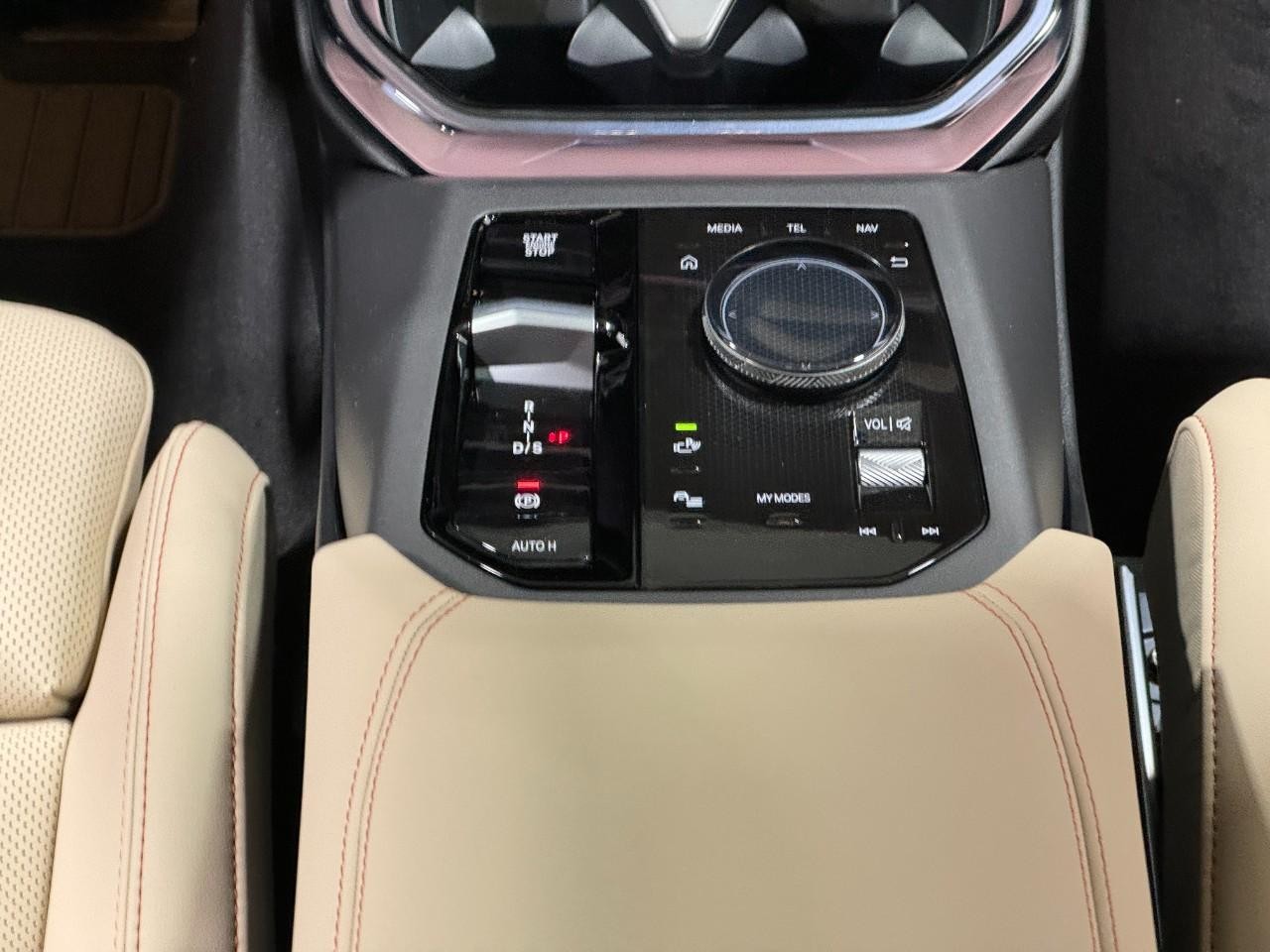 BMW X3 Vehicle Full-screen Gallery Image 16