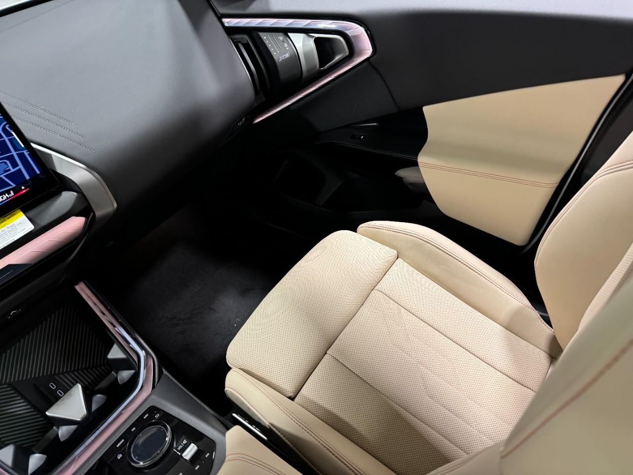 BMW X3 Vehicle Full-screen Gallery Image 17