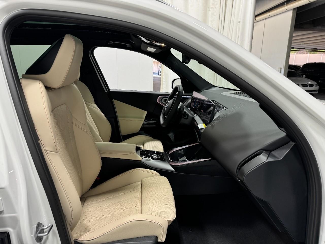 BMW X3 Vehicle Full-screen Gallery Image 18