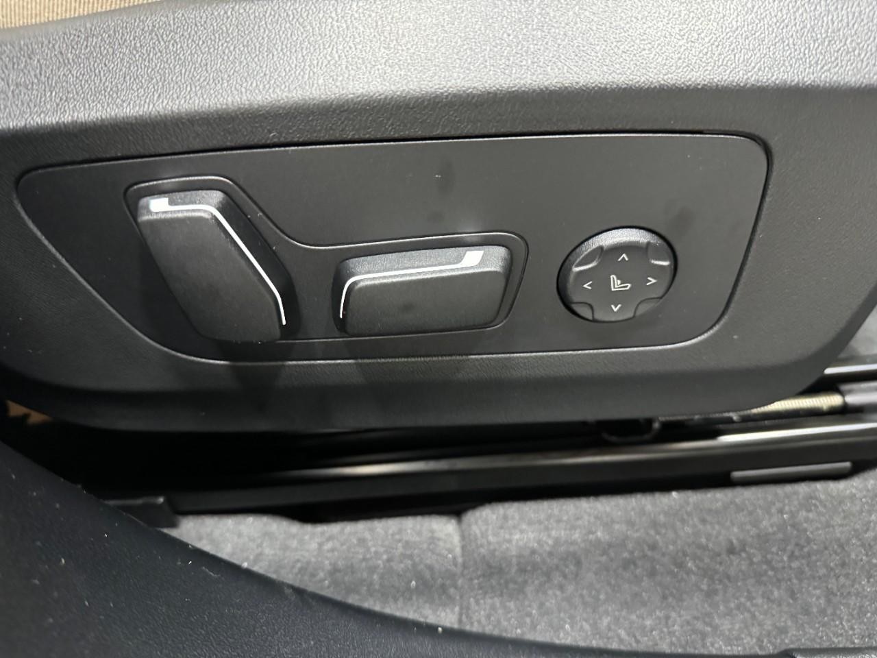 BMW X3 Vehicle Full-screen Gallery Image 20