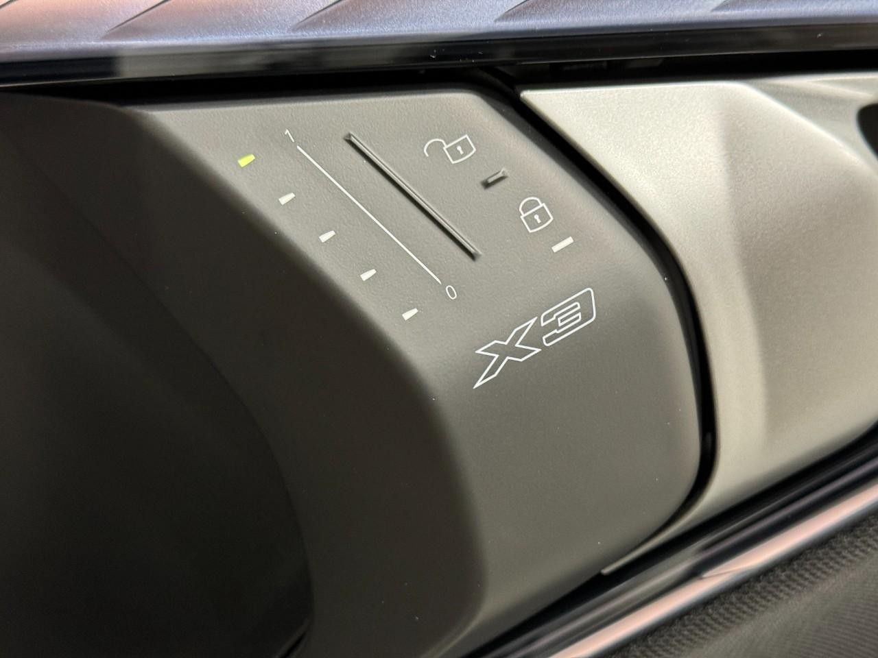 BMW X3 Vehicle Full-screen Gallery Image 21