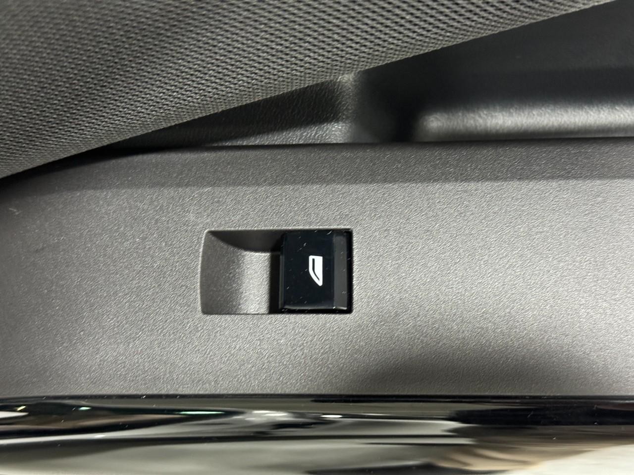 BMW X3 Vehicle Full-screen Gallery Image 22