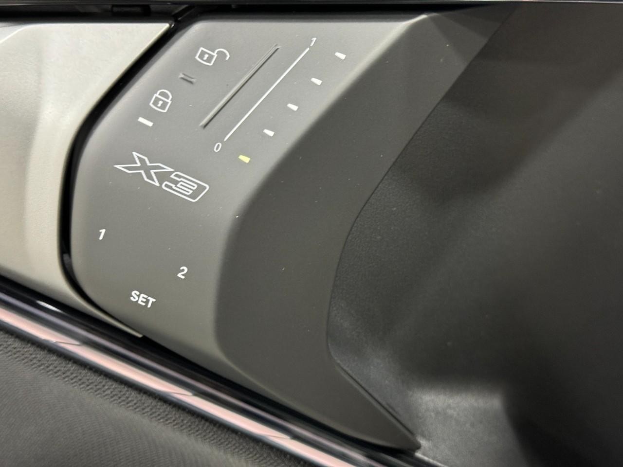 BMW X3 Vehicle Full-screen Gallery Image 23