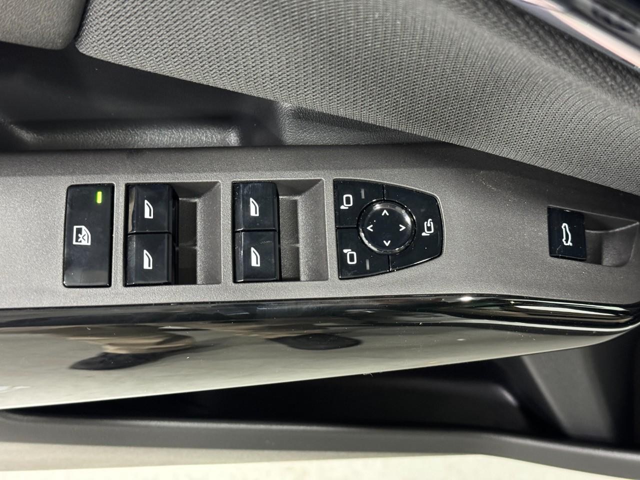 BMW X3 Vehicle Full-screen Gallery Image 24