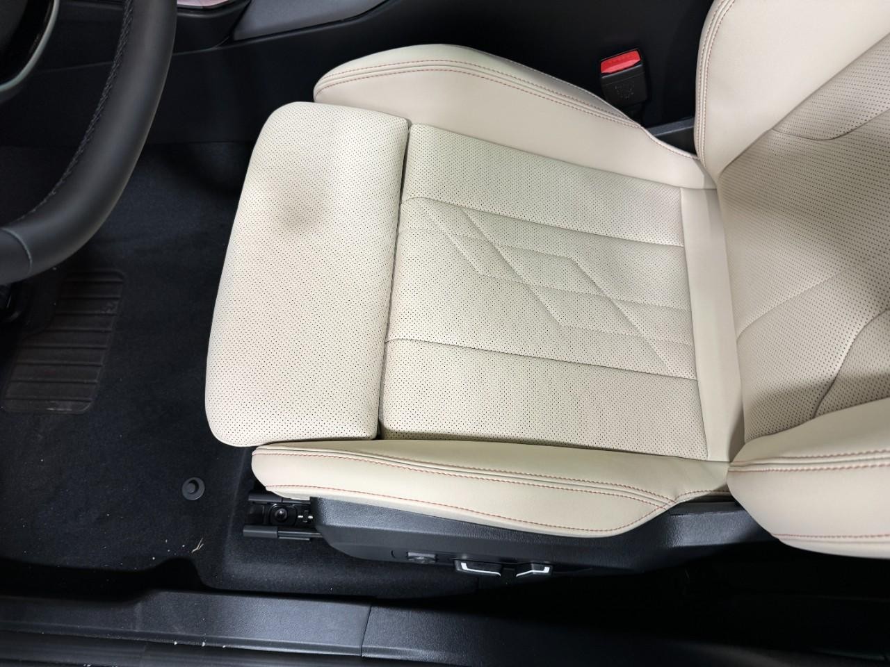 BMW X3 Vehicle Full-screen Gallery Image 26