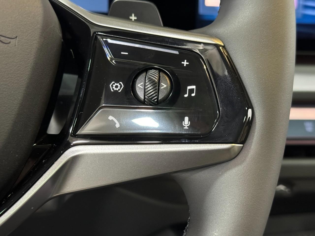 BMW X3 Vehicle Full-screen Gallery Image 29