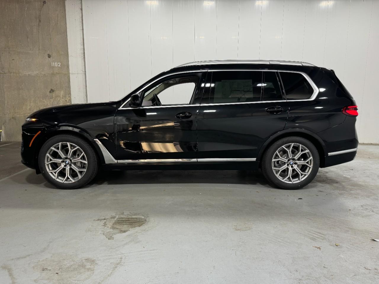 BMW X7 Vehicle Full-screen Gallery Image 2
