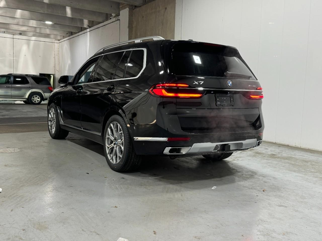 BMW X7 Vehicle Full-screen Gallery Image 3