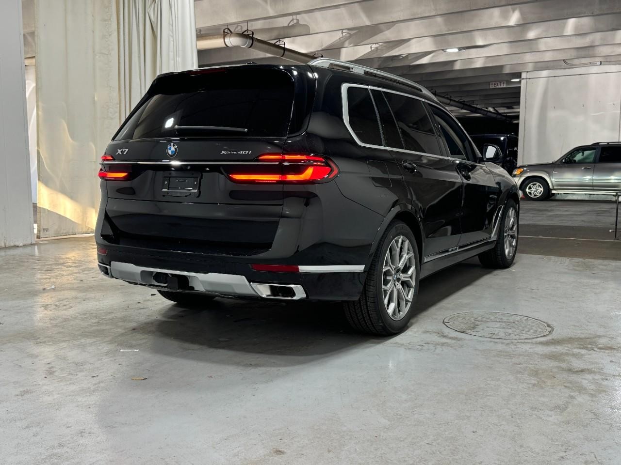 BMW X7 Vehicle Full-screen Gallery Image 4