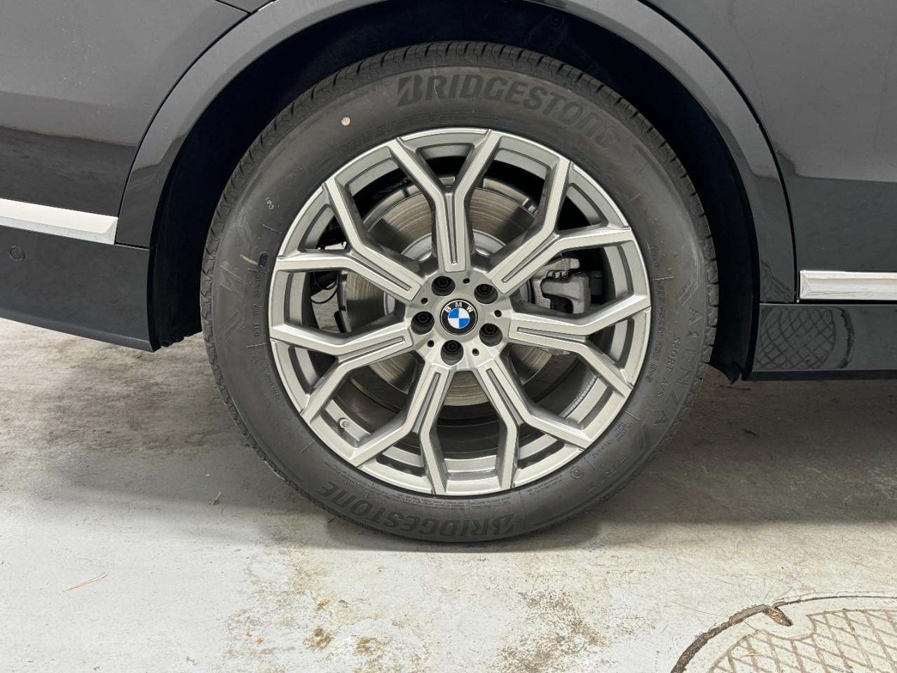 BMW X7 Vehicle Full-screen Gallery Image 5