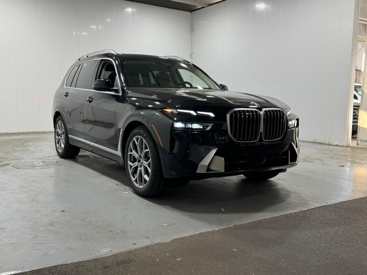 BMW X7 Vehicle Full-screen Gallery Image 6
