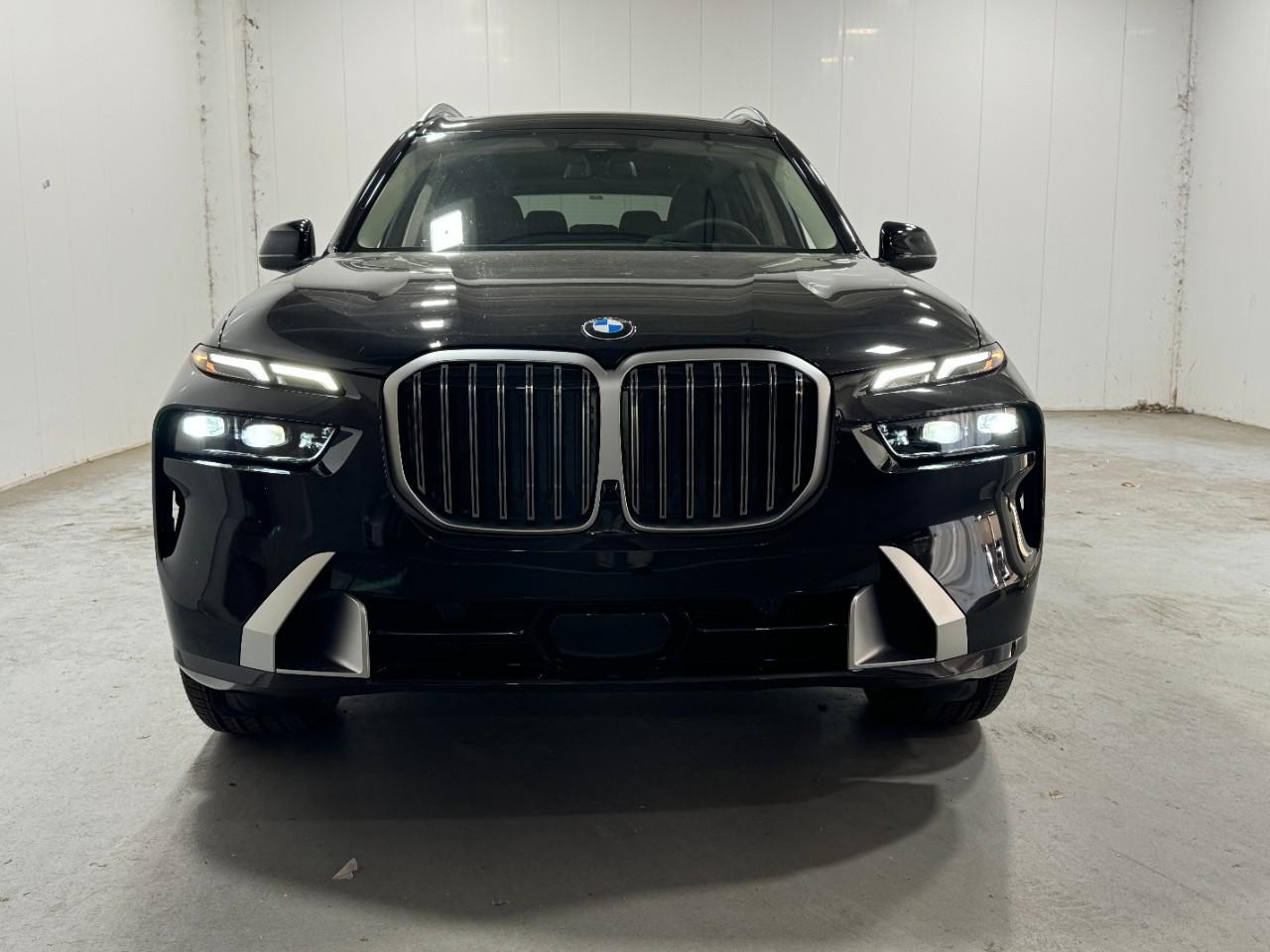 BMW X7 Vehicle Full-screen Gallery Image 7