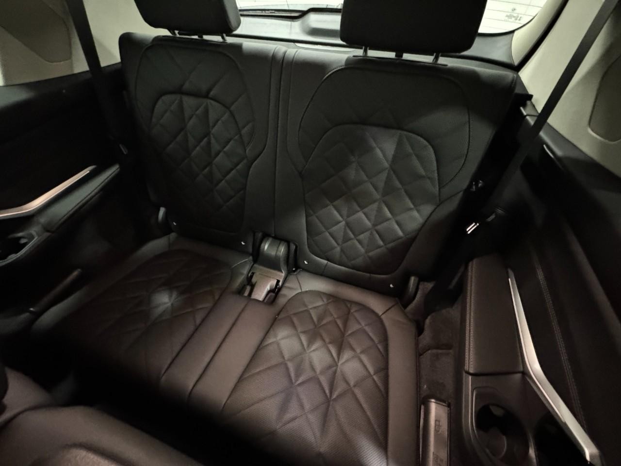 BMW X7 Vehicle Full-screen Gallery Image 8