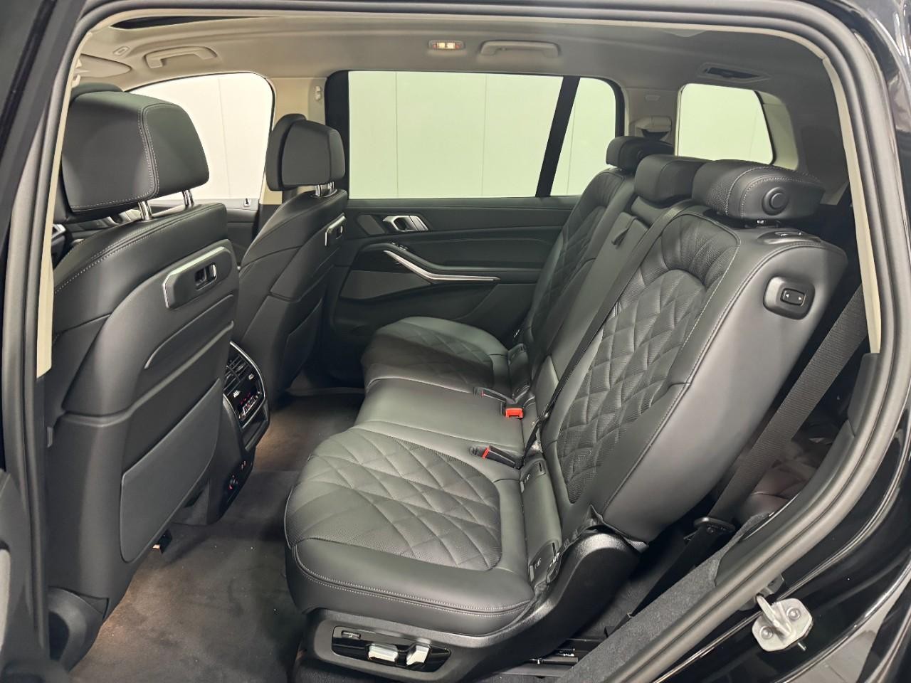 BMW X7 Vehicle Full-screen Gallery Image 9