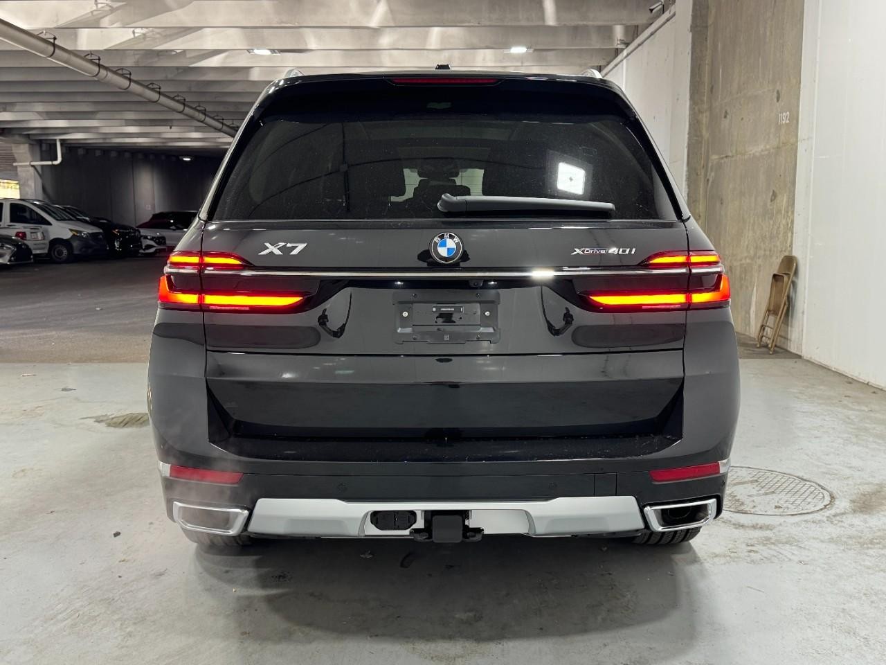 BMW X7 Vehicle Full-screen Gallery Image 10