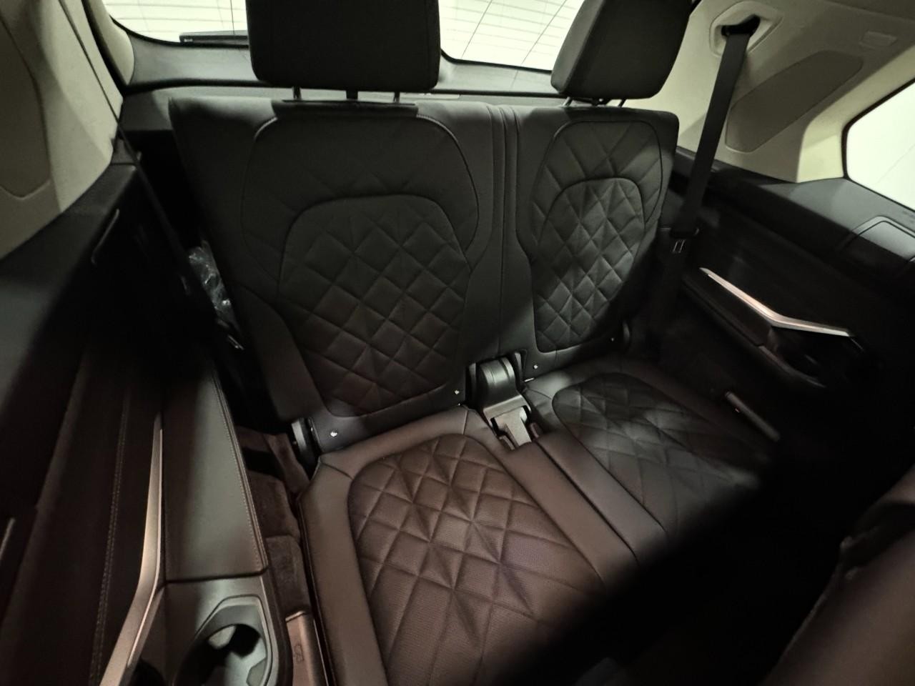 BMW X7 Vehicle Full-screen Gallery Image 11