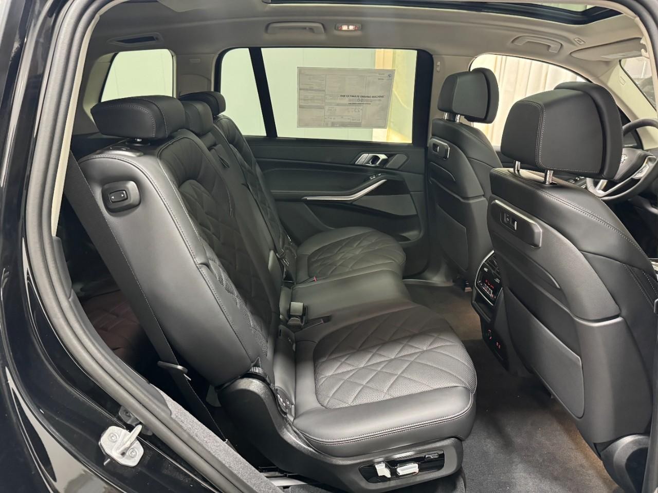 BMW X7 Vehicle Full-screen Gallery Image 12