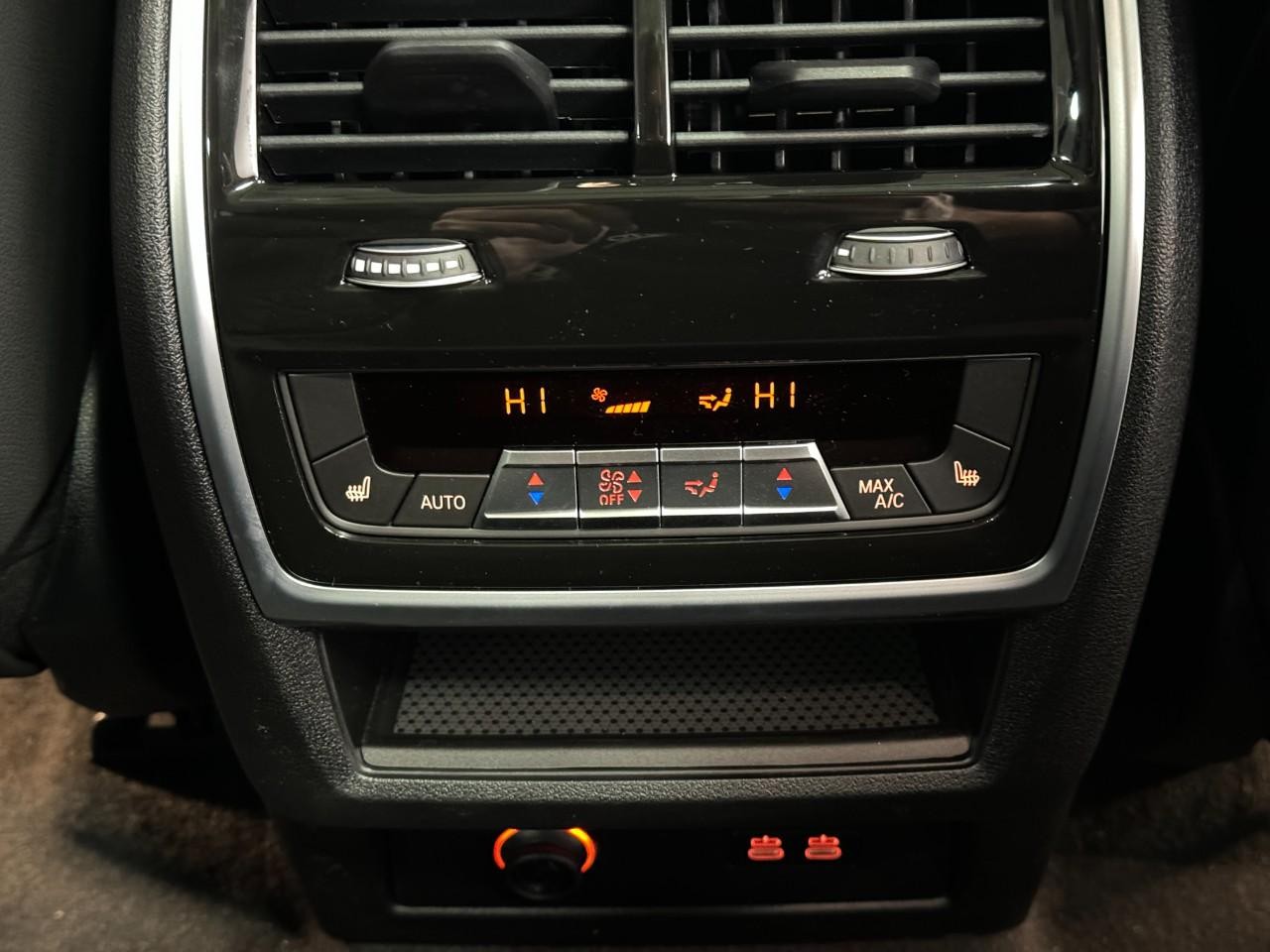 BMW X7 Vehicle Full-screen Gallery Image 13