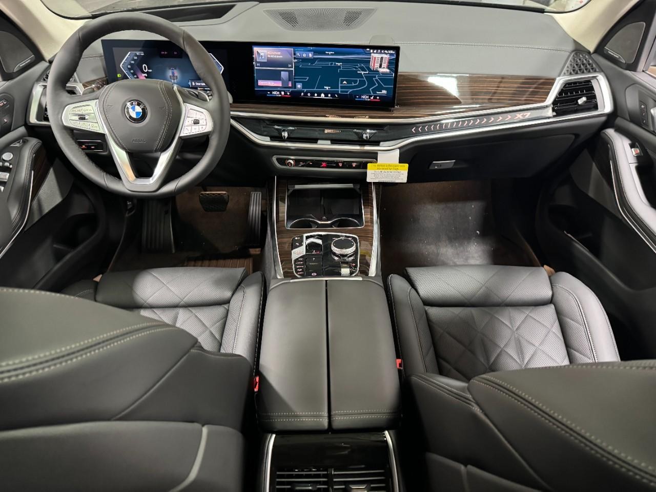 BMW X7 Vehicle Full-screen Gallery Image 15
