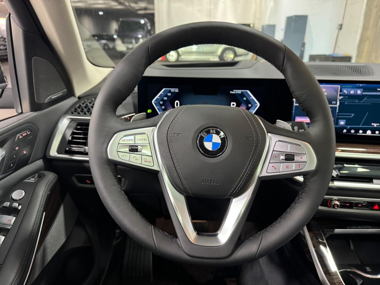 BMW X7 Vehicle Full-screen Gallery Image 16