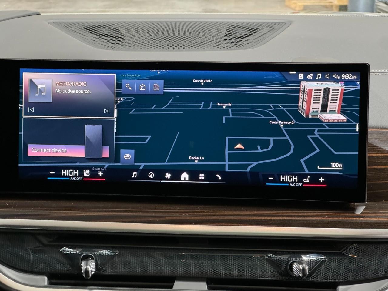 BMW X7 Vehicle Full-screen Gallery Image 17