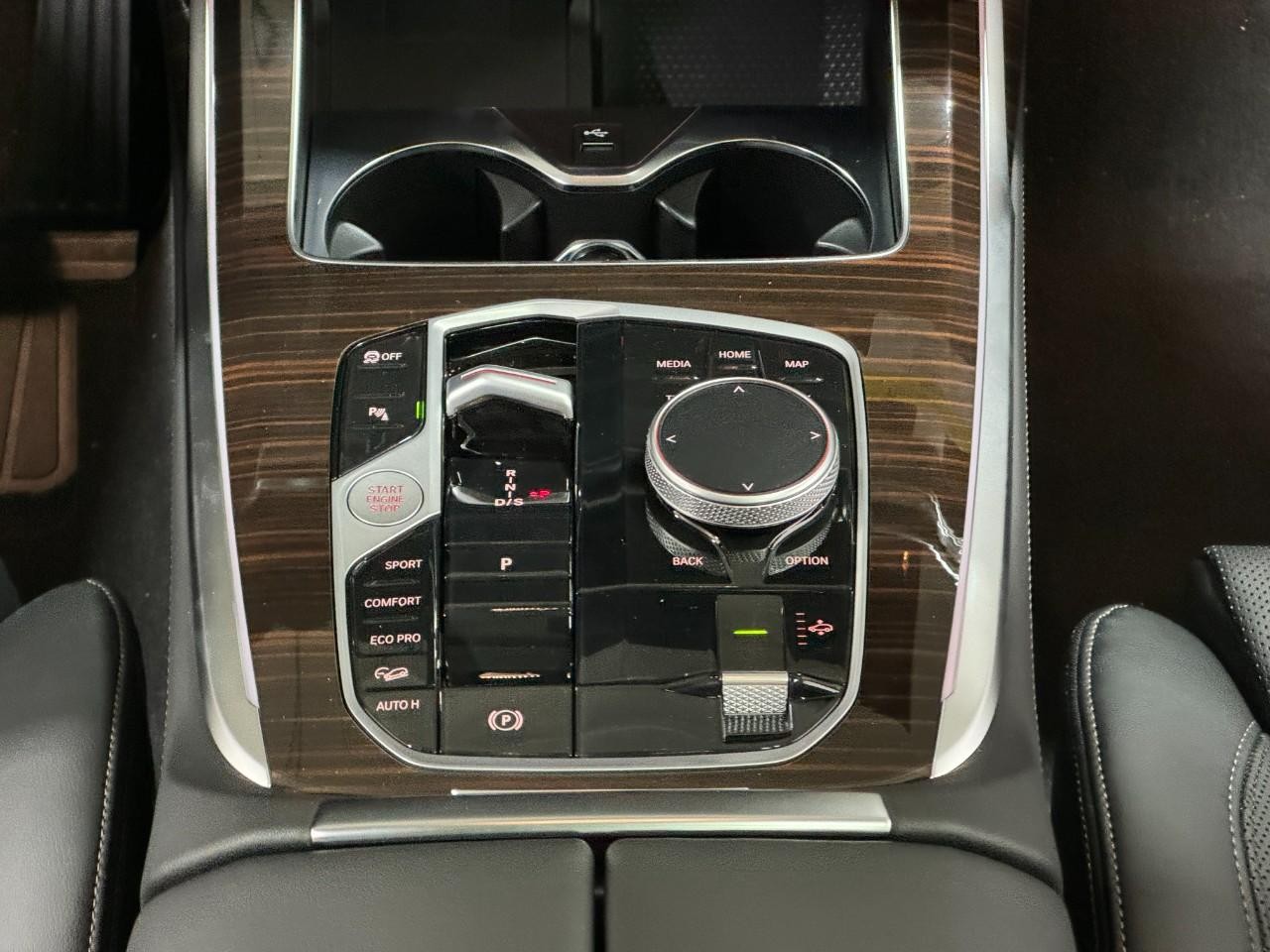 BMW X7 Vehicle Full-screen Gallery Image 18