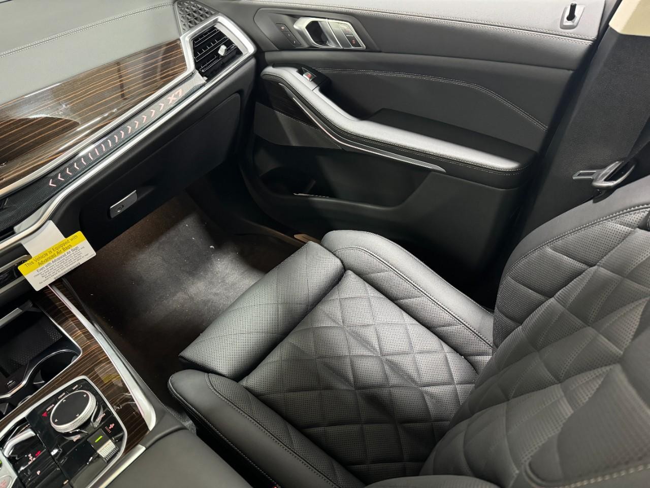 BMW X7 Vehicle Full-screen Gallery Image 19