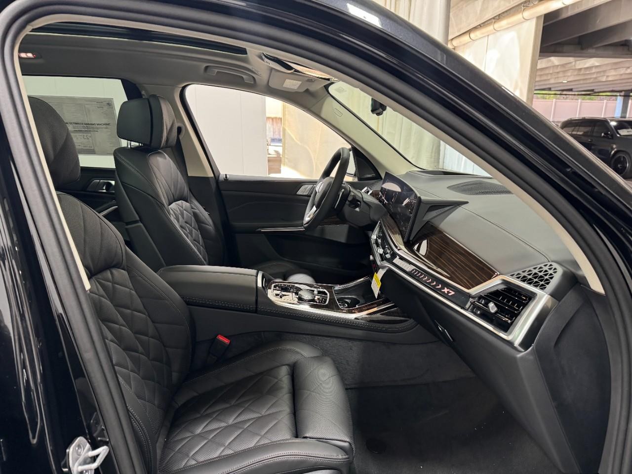 BMW X7 Vehicle Full-screen Gallery Image 20