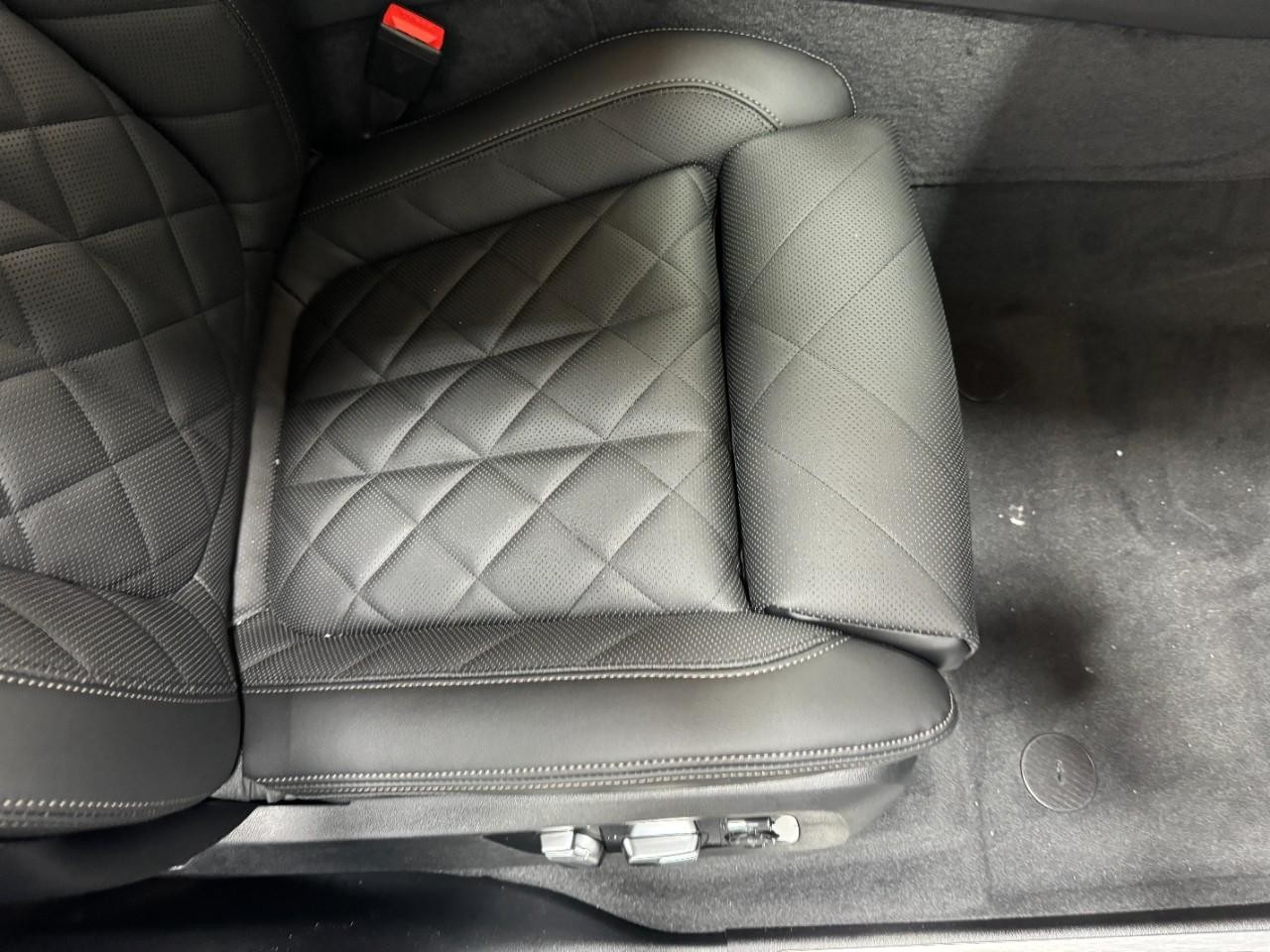 BMW X7 Vehicle Full-screen Gallery Image 21