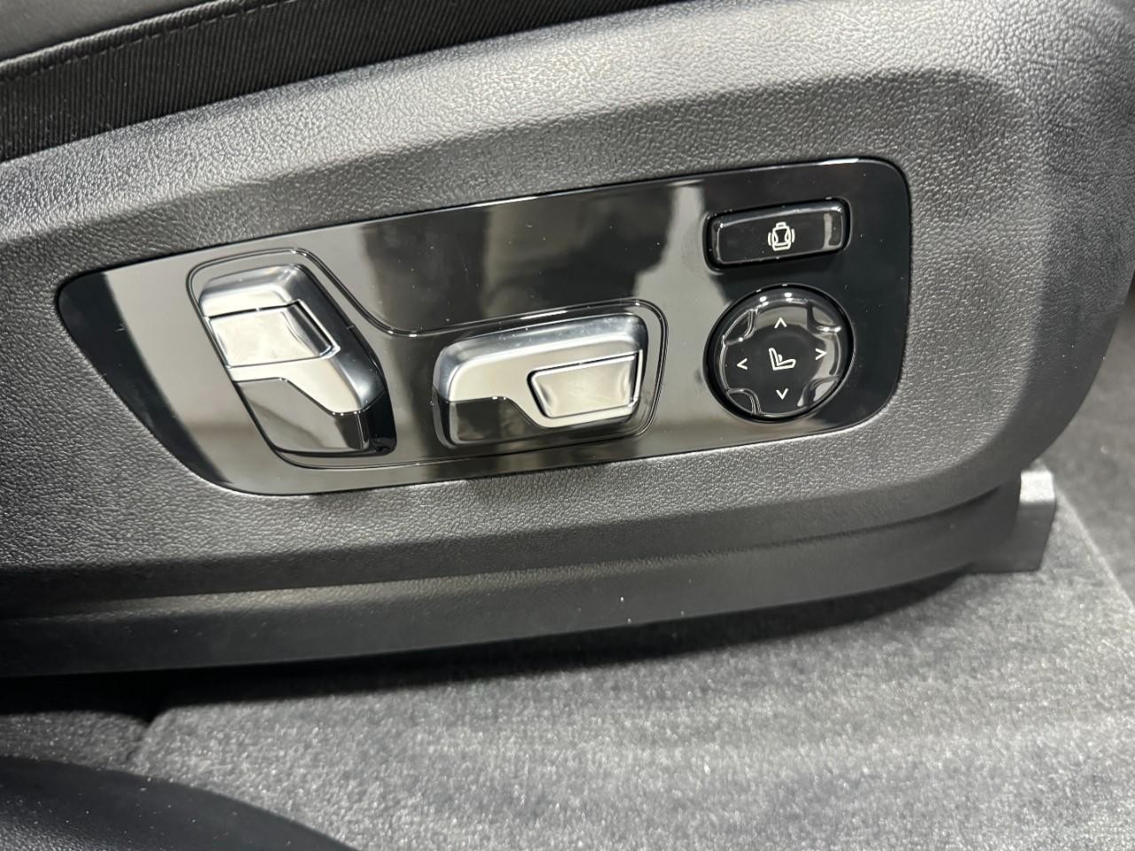 BMW X7 Vehicle Full-screen Gallery Image 22