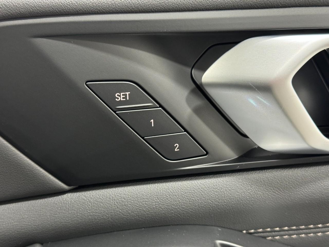 BMW X7 Vehicle Full-screen Gallery Image 23