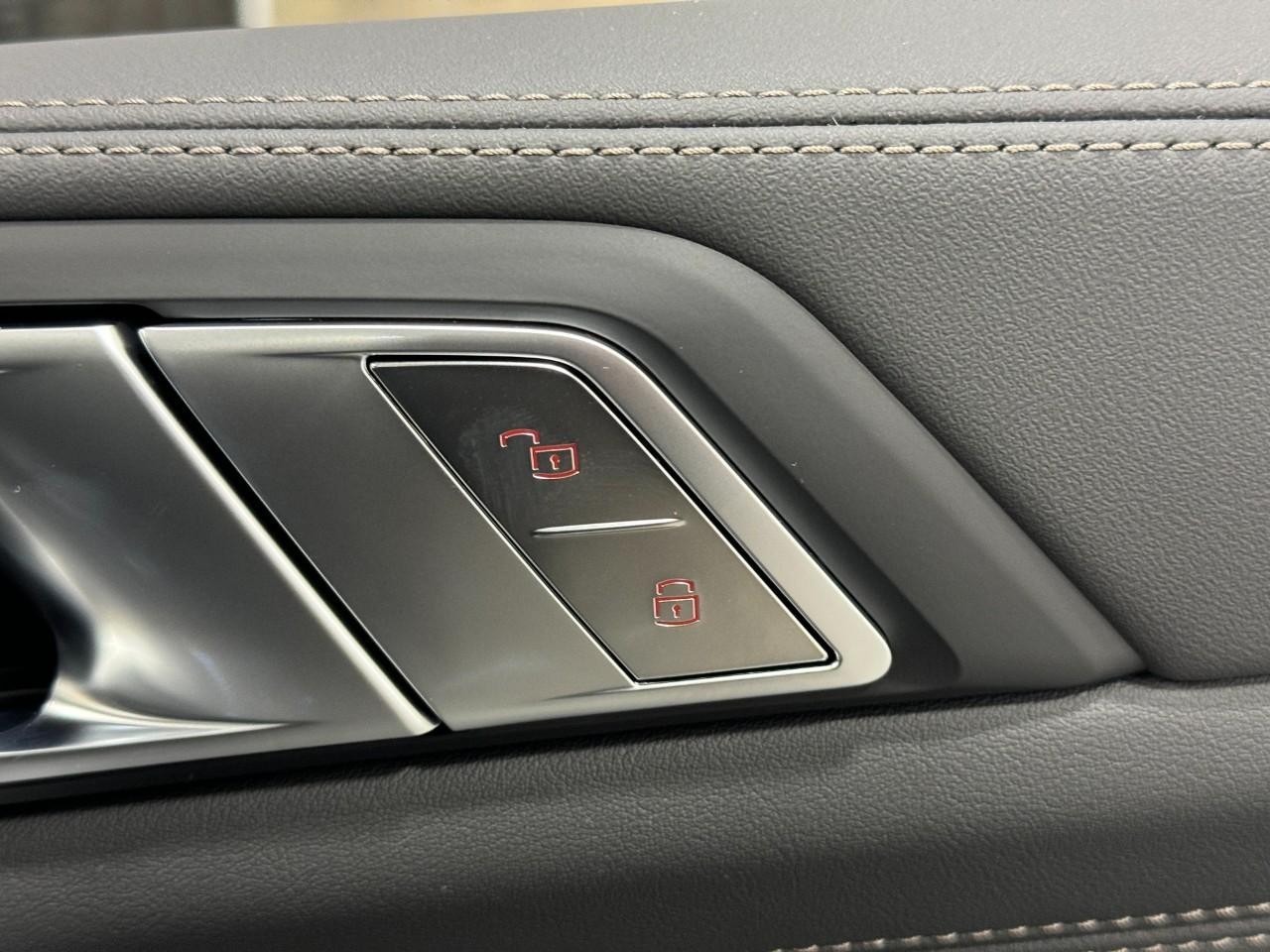 BMW X7 Vehicle Full-screen Gallery Image 24