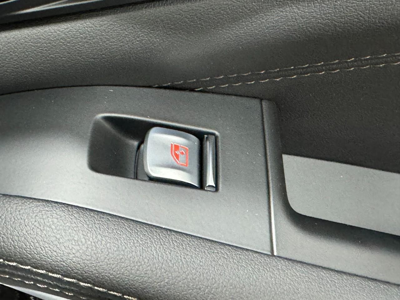 BMW X7 Vehicle Full-screen Gallery Image 25