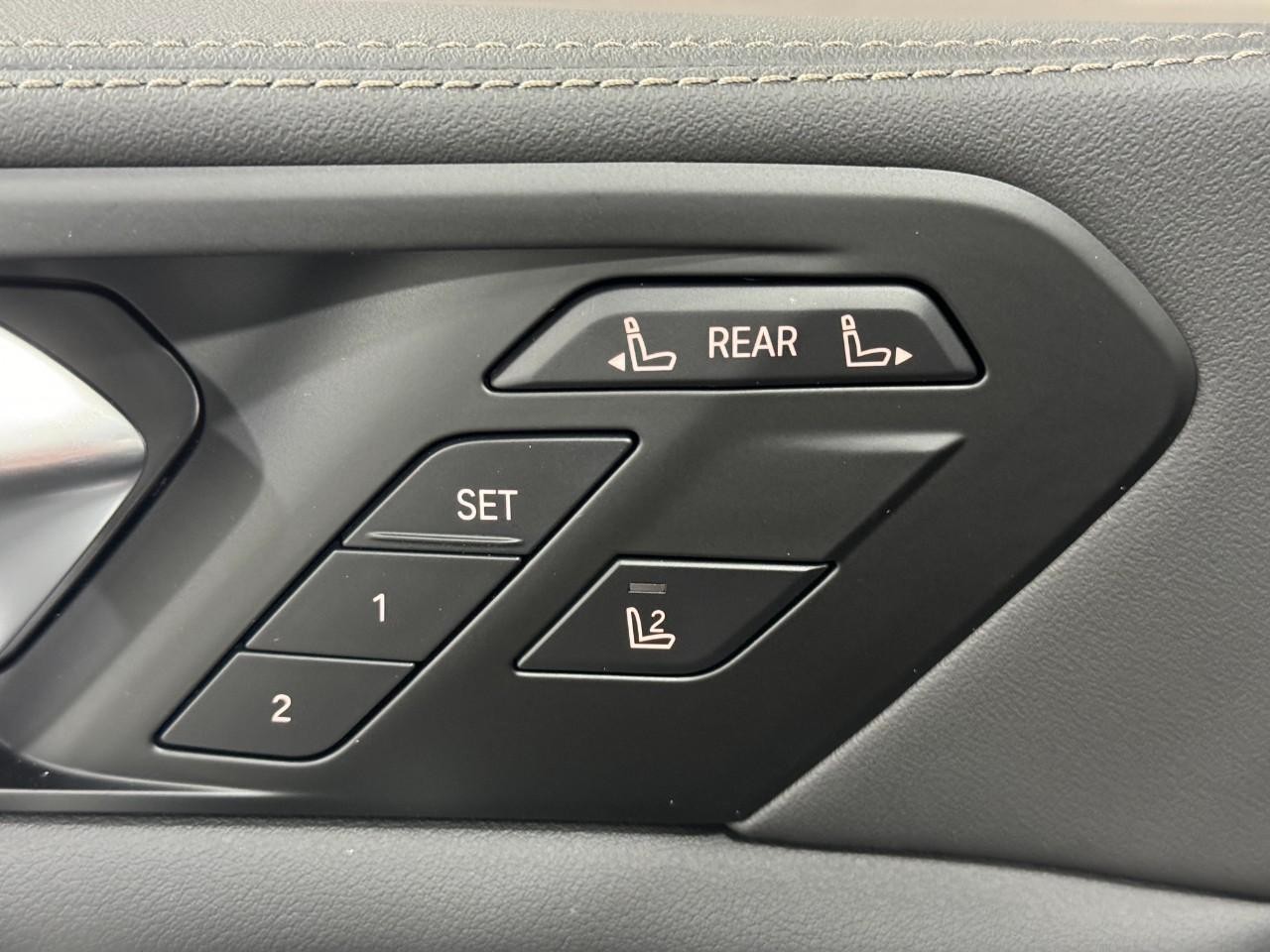 BMW X7 Vehicle Full-screen Gallery Image 27