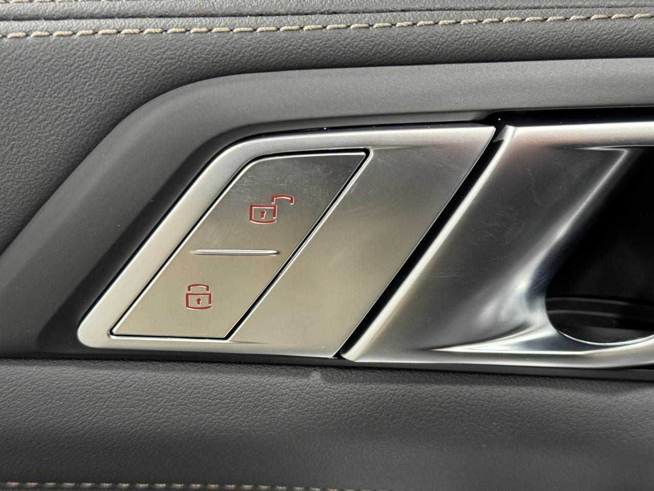 BMW X7 Vehicle Full-screen Gallery Image 28